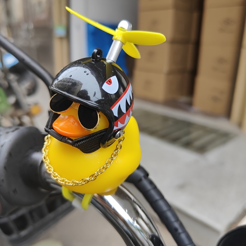Motorcycle Gear Yellow - かわいい黄色いアヒルの装飾、黒いサメのオートバイのヘルメットをかぶって、車の装飾、休日の贈り物、1個